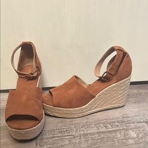 Universal Thread 9.5 ankle strap sandal
